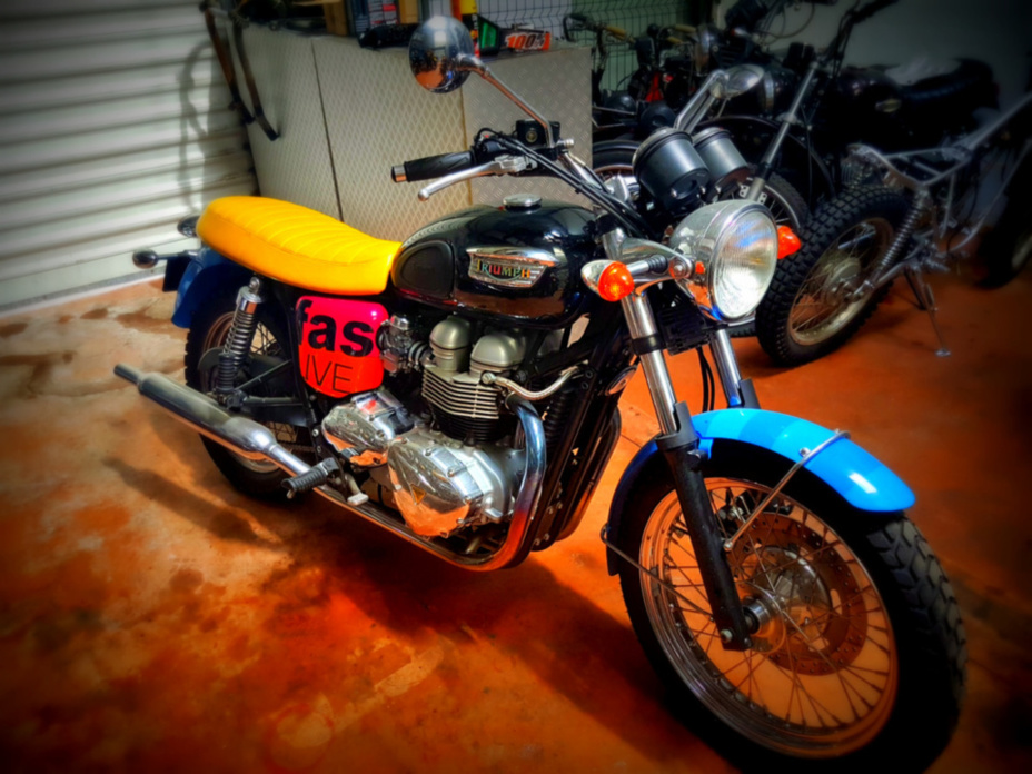 La moto n°11 Triumph Bonneville édition limitée Paul Smith série Live Fast chez Pyla Classic Cars