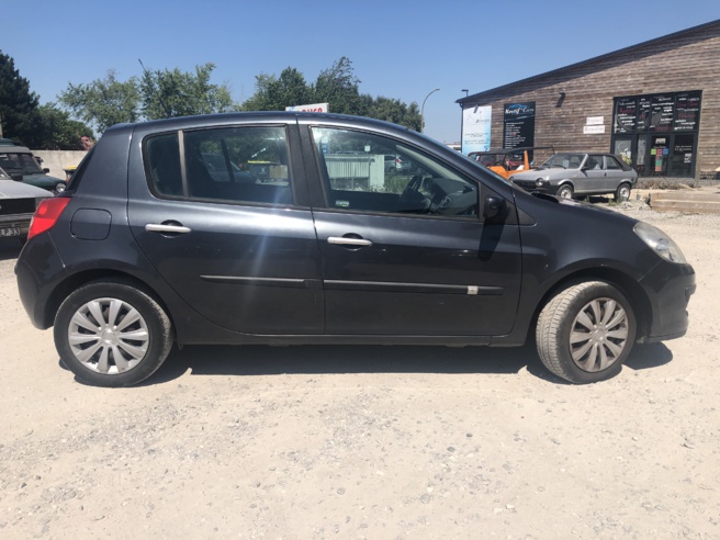 A vendre Renault Clio III diesel (dci)  de 2007 entièrement révisée.