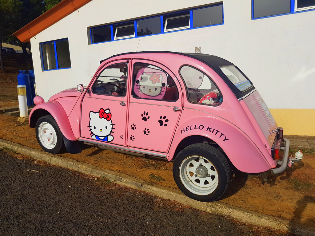 2cv Hello Kitty vue à la Mondiale de la 2cv au Portugal