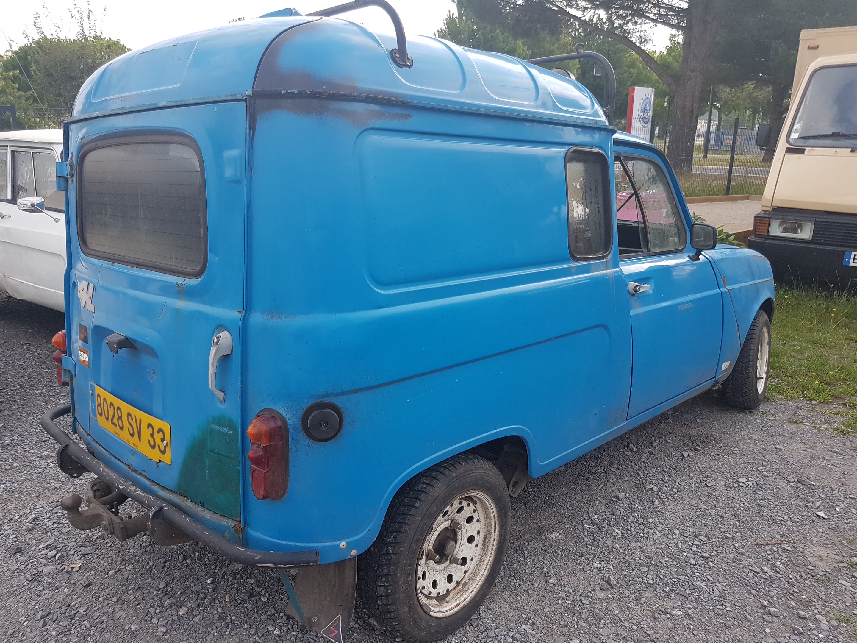 Achetez une voiture robuste et utile : 4L fourgonnette
