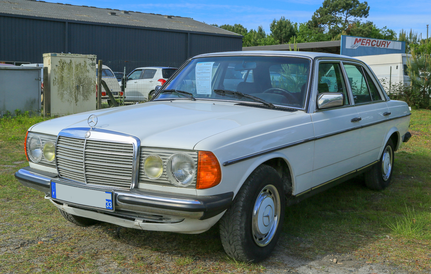 Mercedes 200 D Blanche en parfait état de conservation