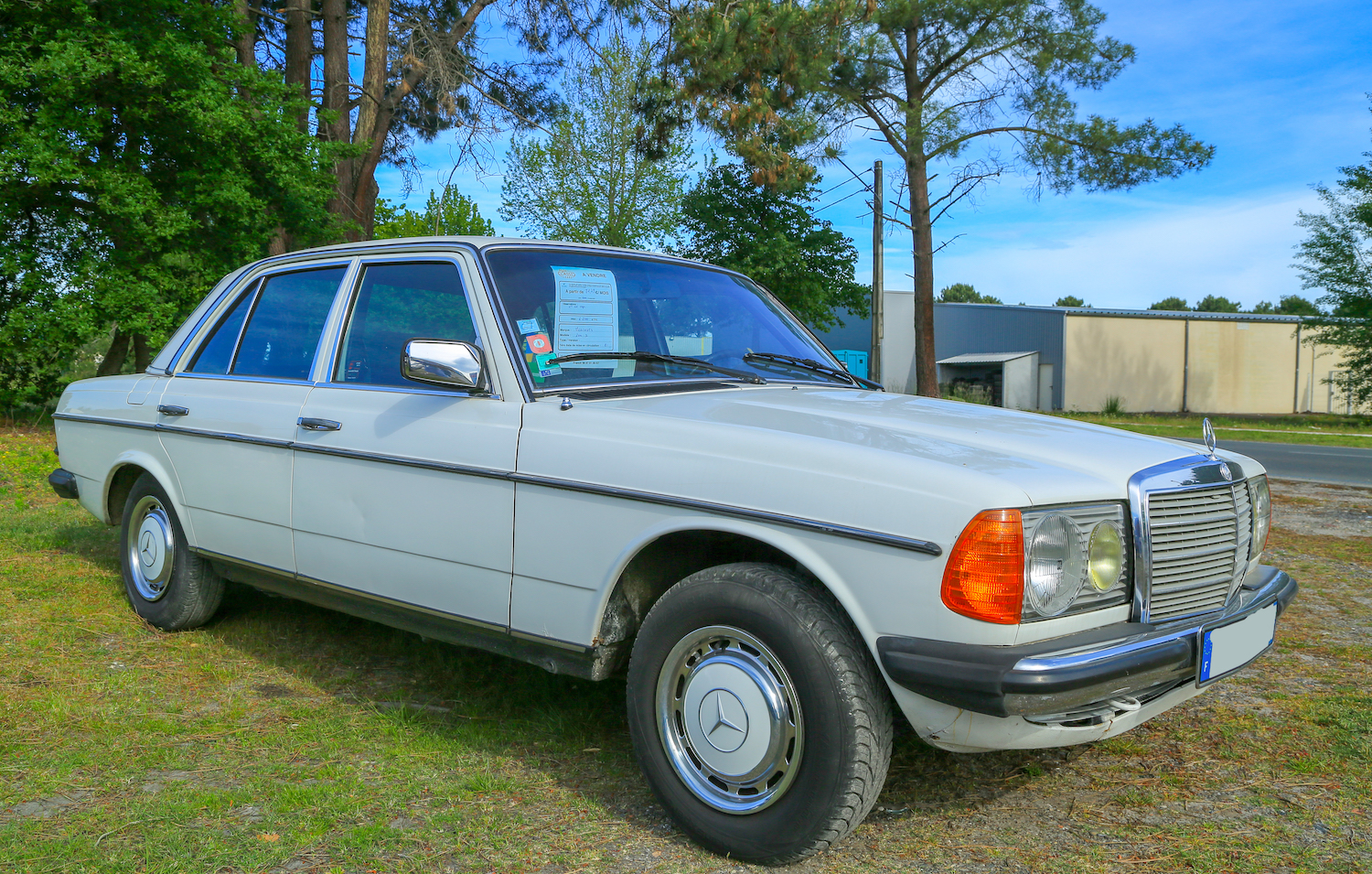 Mercedes 200 D Blanche en parfait état de conservation
