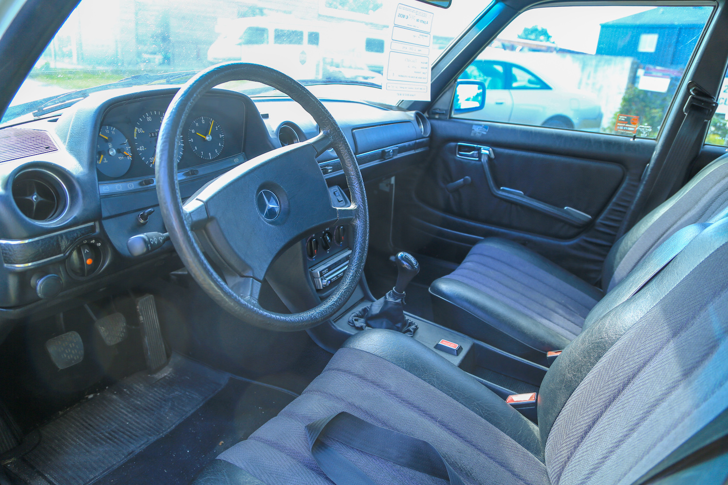 Mercedes 200 D Blanche en parfait état de conservation