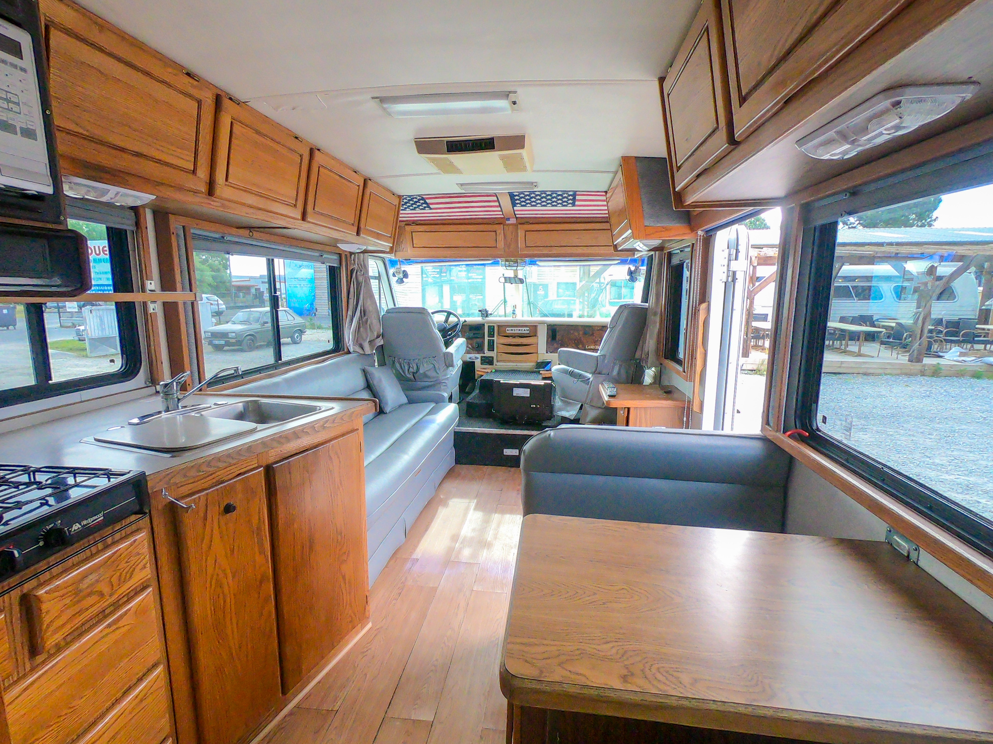 Camping car américain : GMC Chevrolet Airstream Land Yacht LE 30'