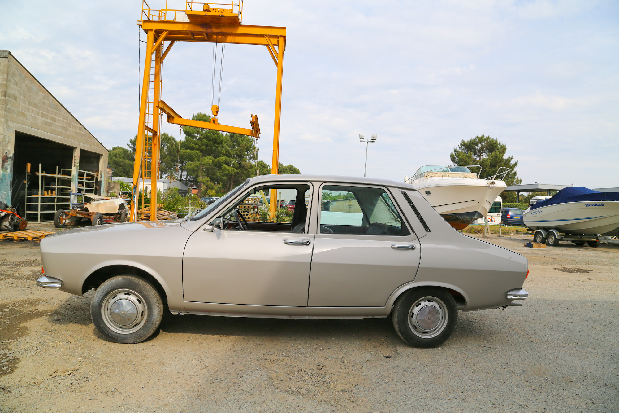 R12 TL berline entièrement rénovée (peinture carrosserie faite)