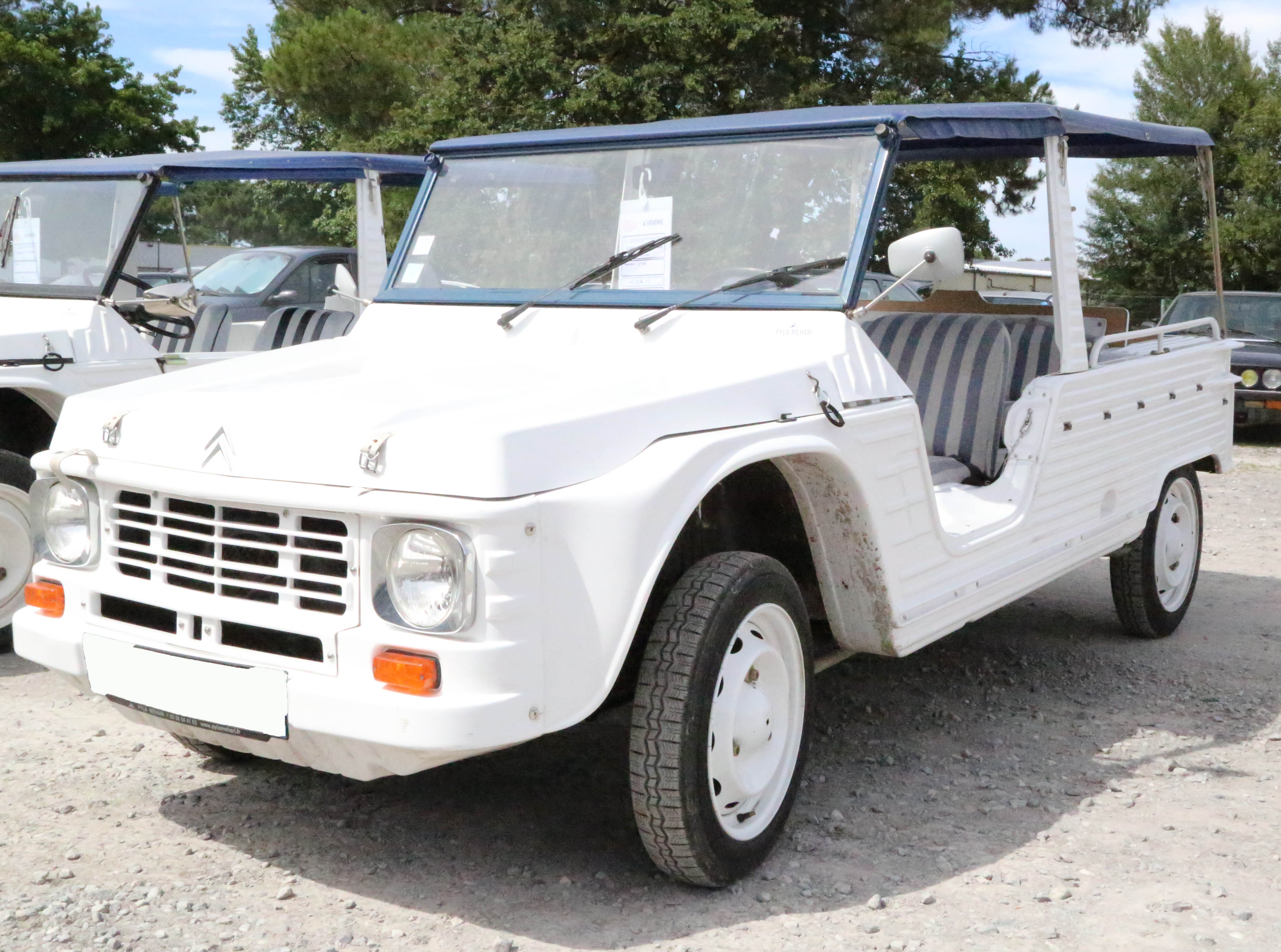 A vendre Citroën Méhari blanche et bleue de 1978