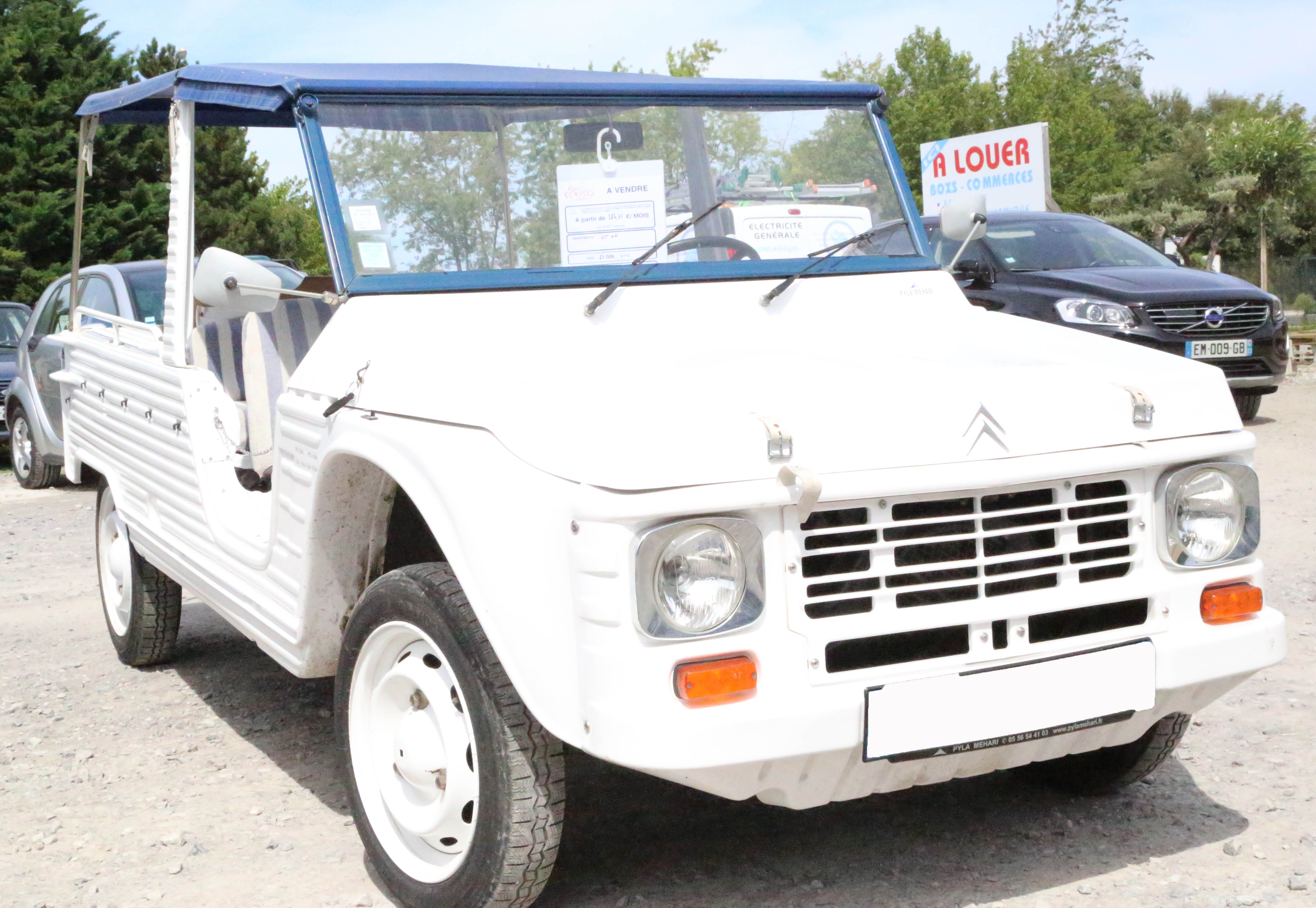A vendre Citroën Méhari blanche et bleue de 1978