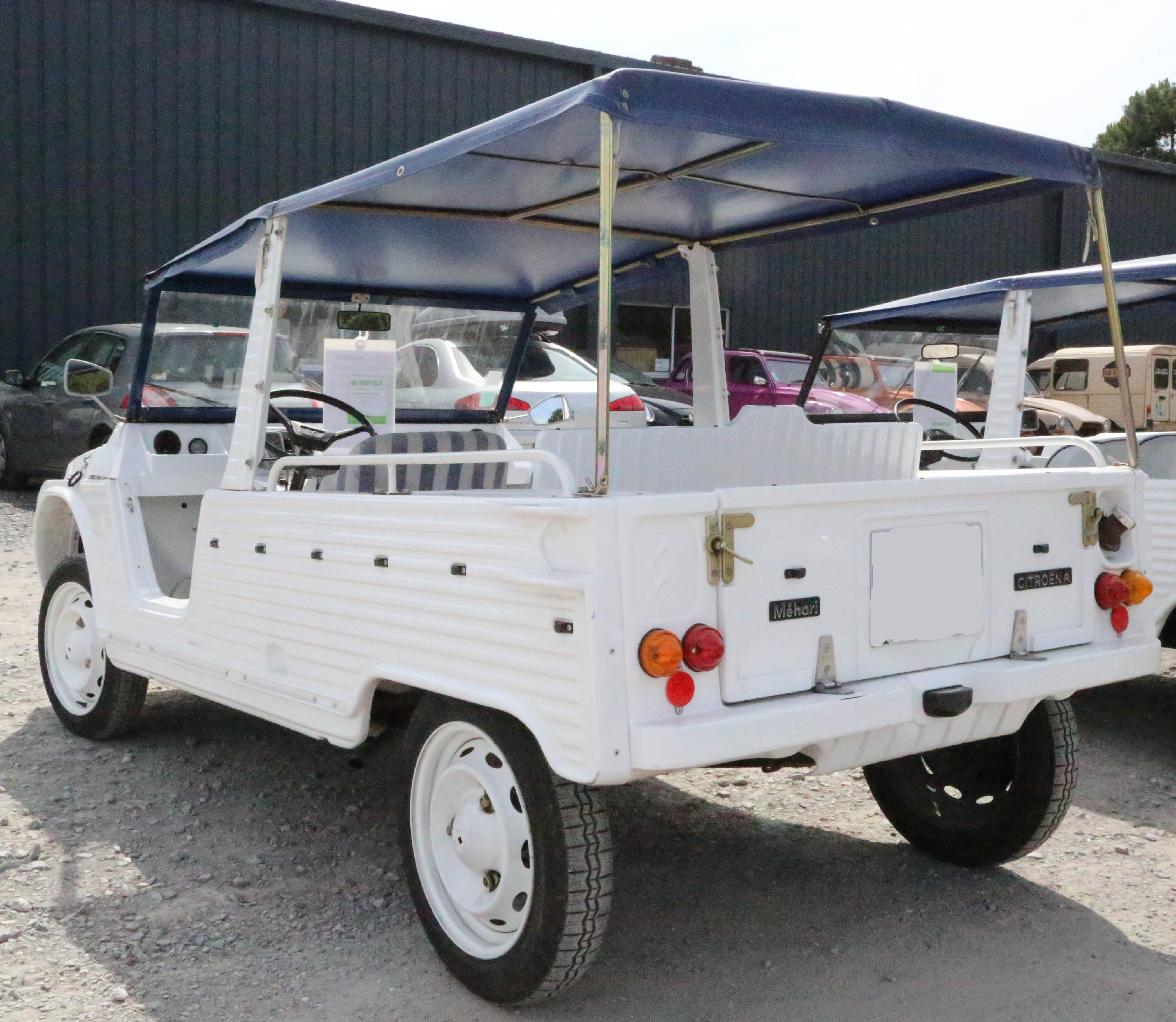 A vendre Citroën Méhari blanche et bleue de 1978