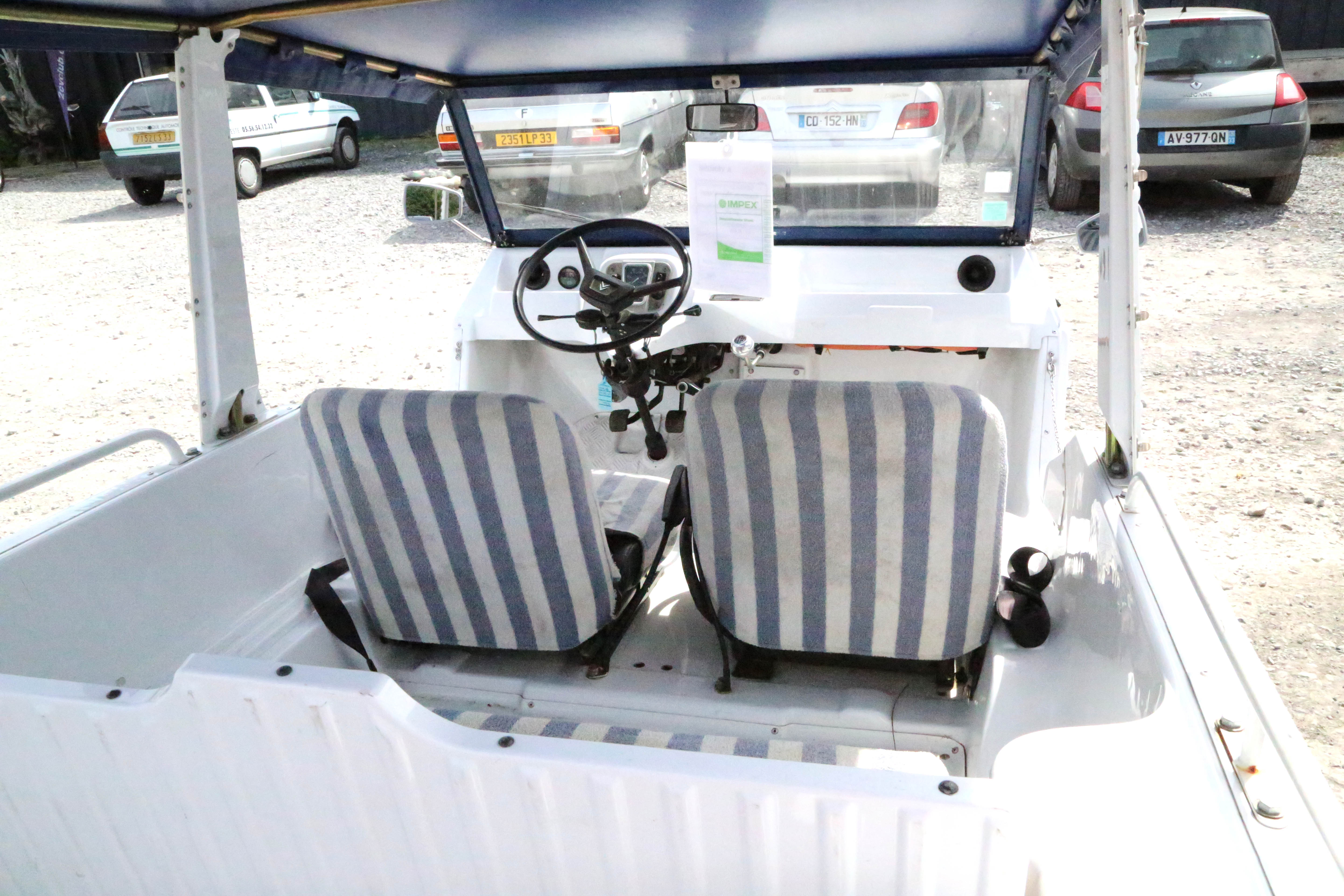 A vendre Citroën Méhari blanche et bleue de 1978