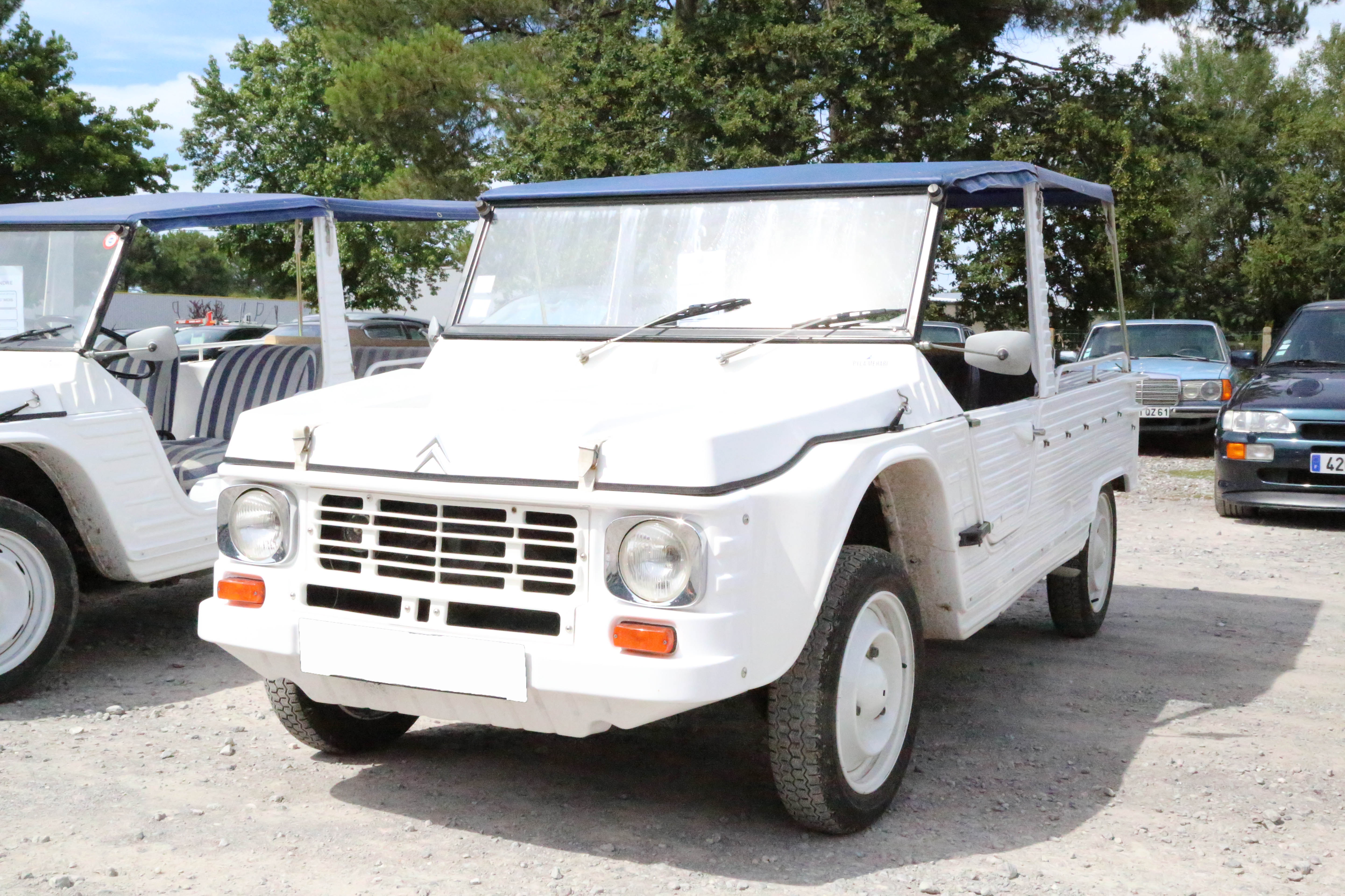 A vendre Citroën Méhari blanche et bleue de 1974