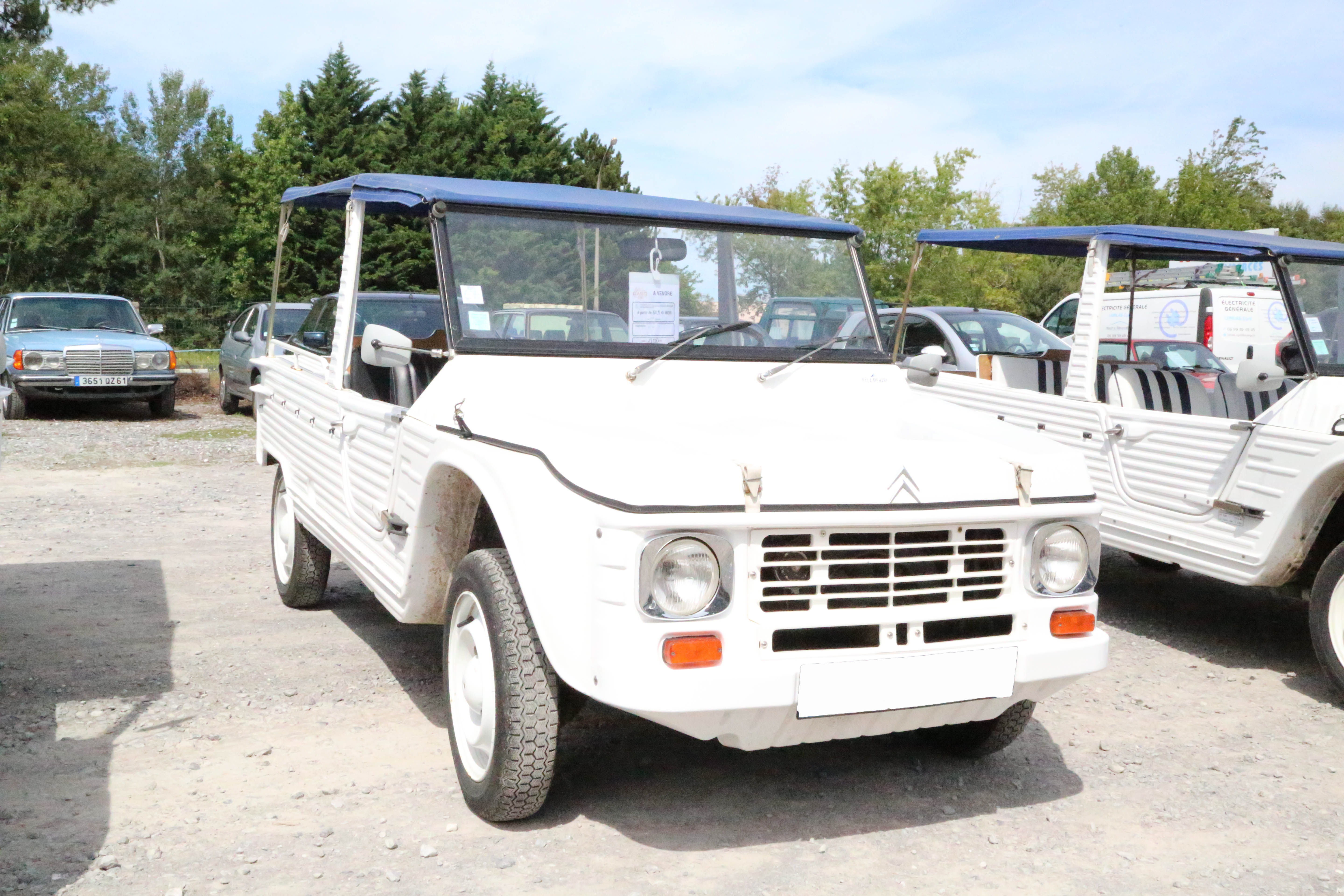 A vendre Citroën Méhari blanche et bleue de 1974