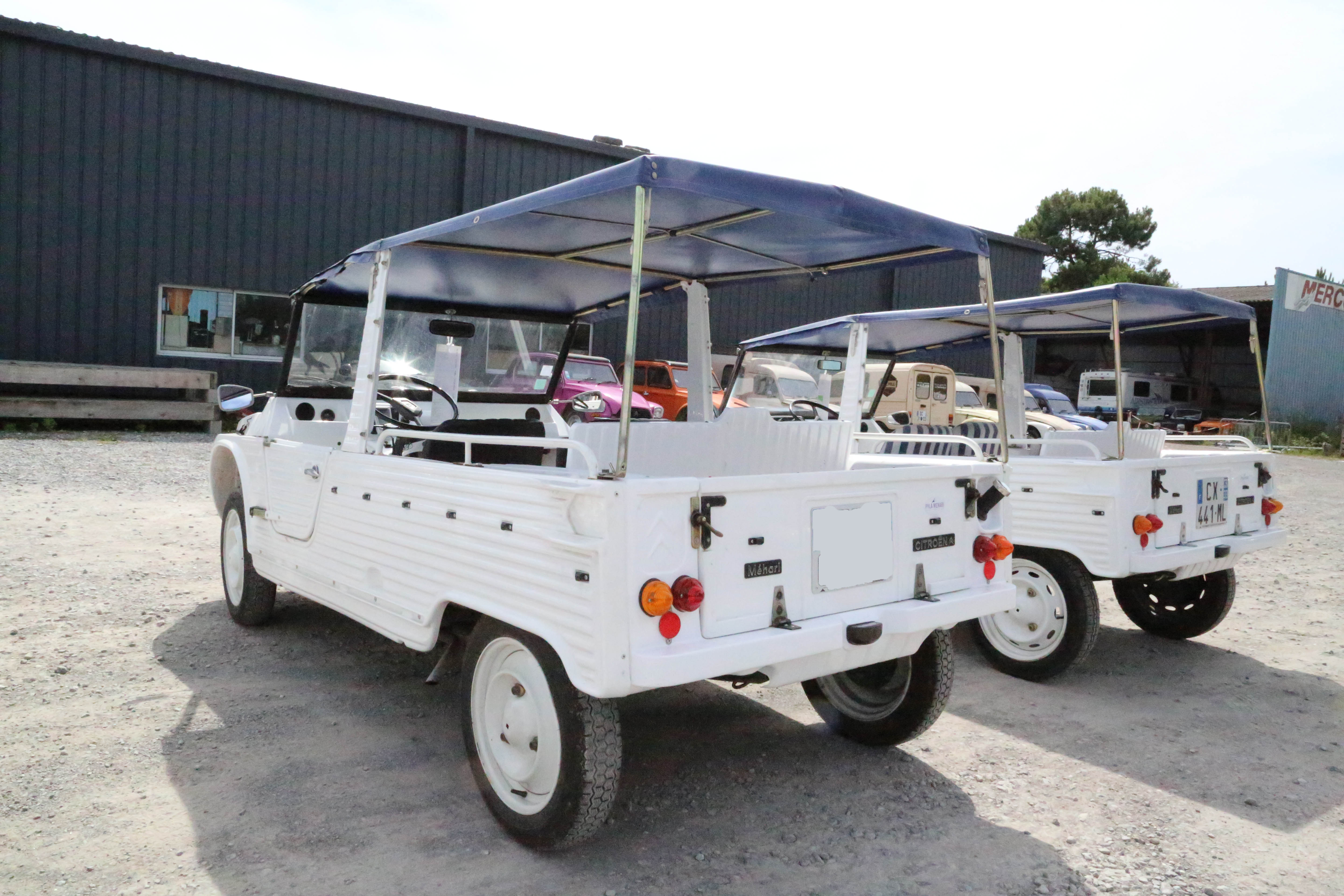 A vendre Citroën Méhari blanche et bleue de 1974