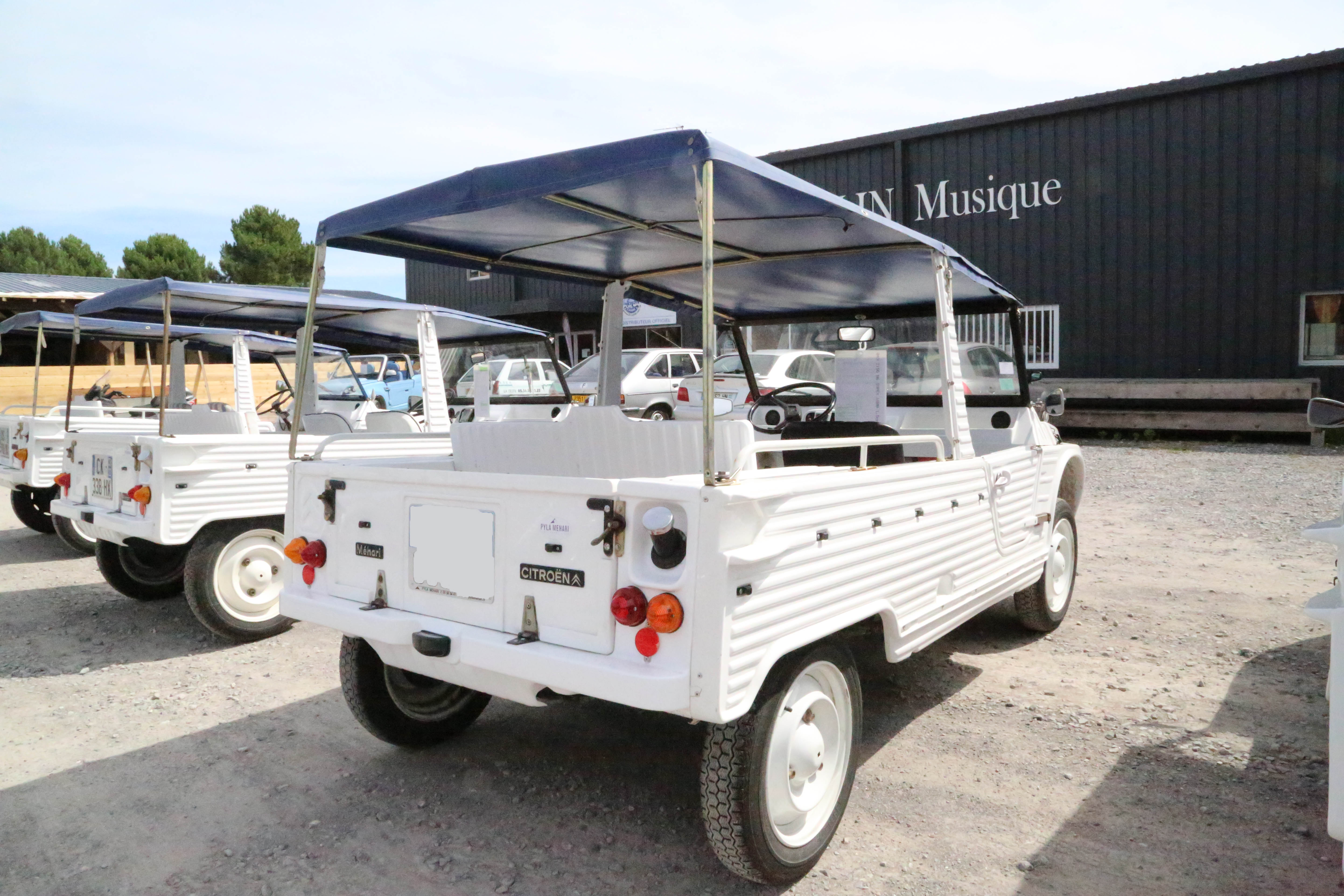 A vendre Citroën Méhari blanche et bleue de 1974