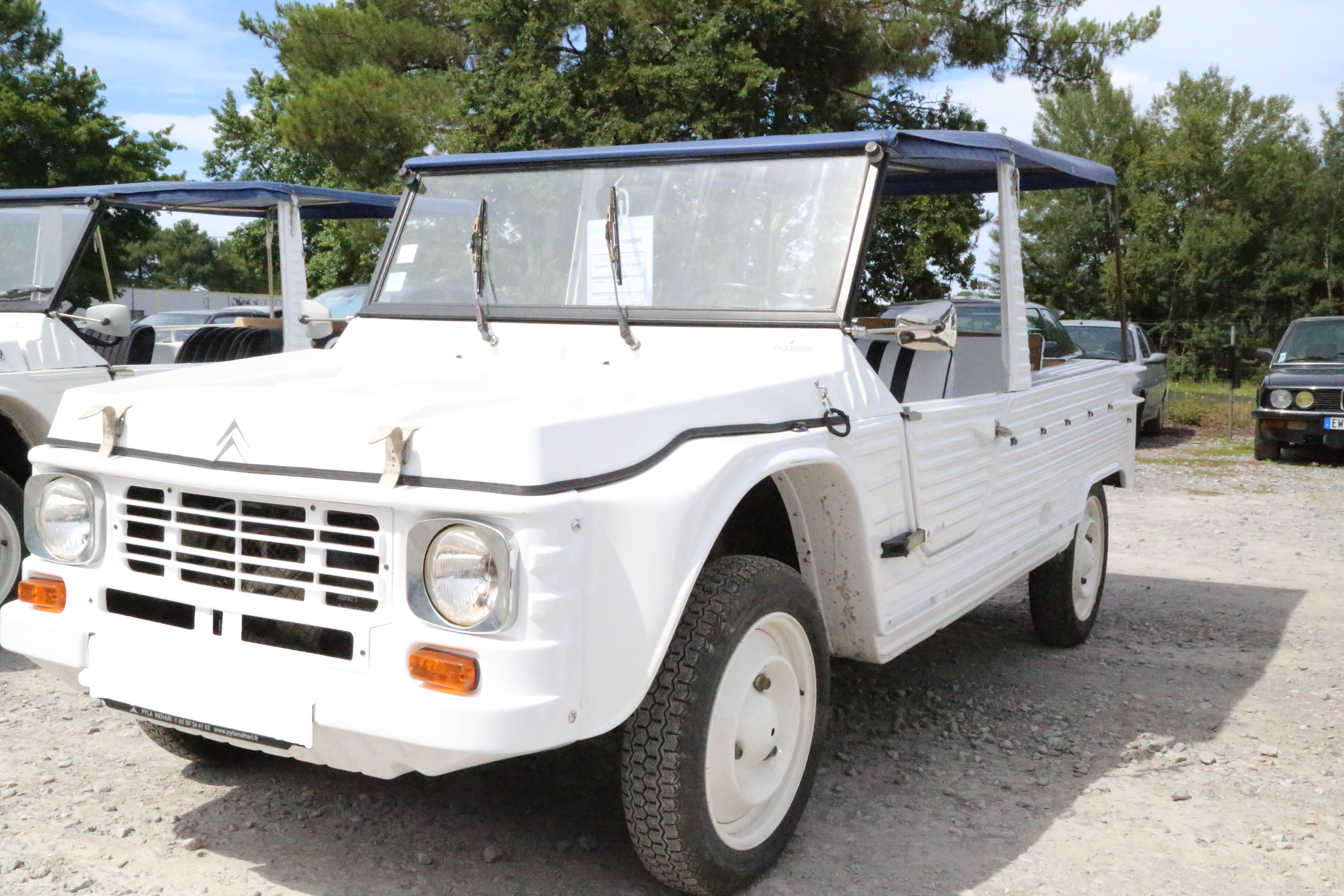 A vendre Citroën Méhari blanche et bleue de 1974