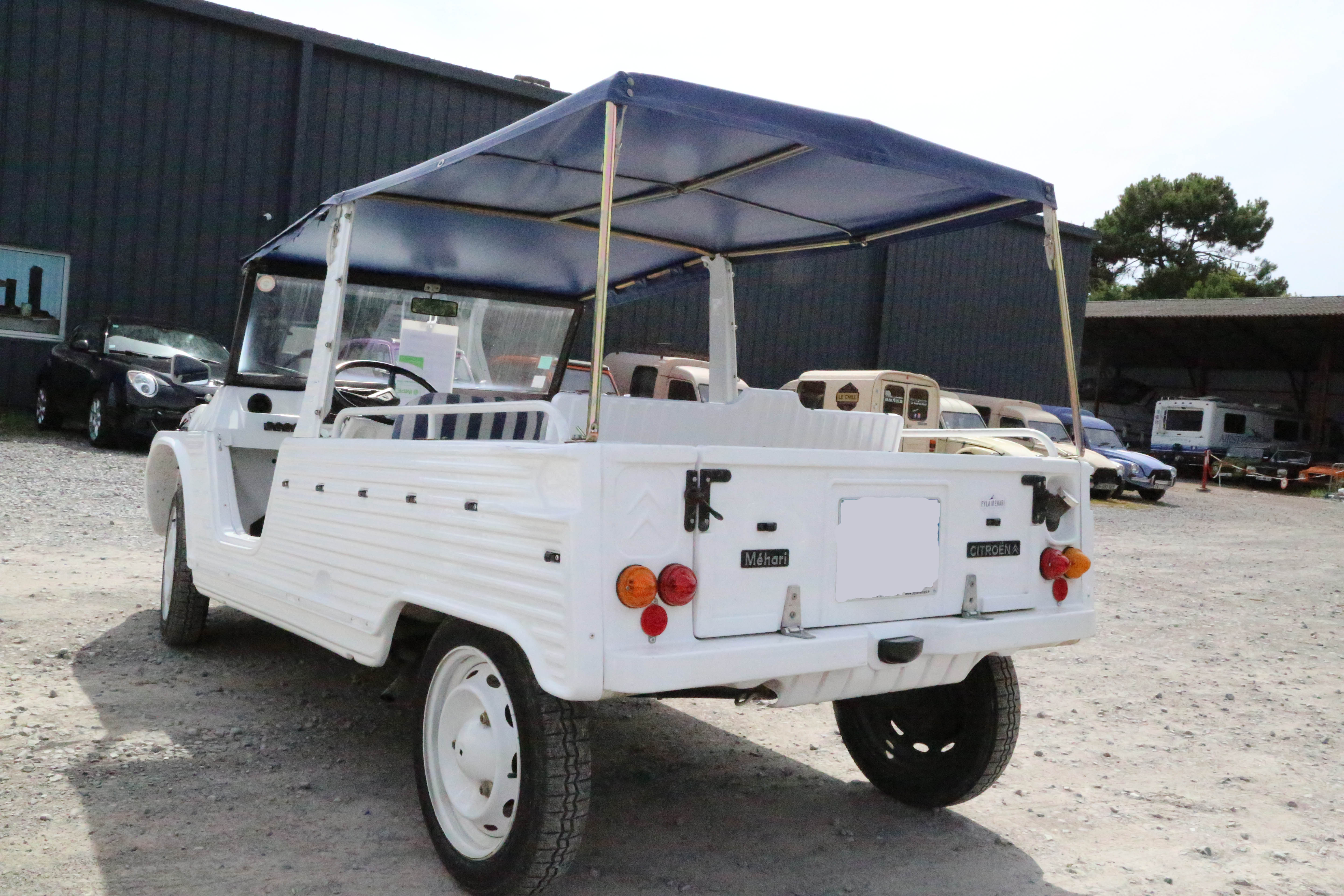 A vendre Citroën Méhari blanche et bleue de 1974