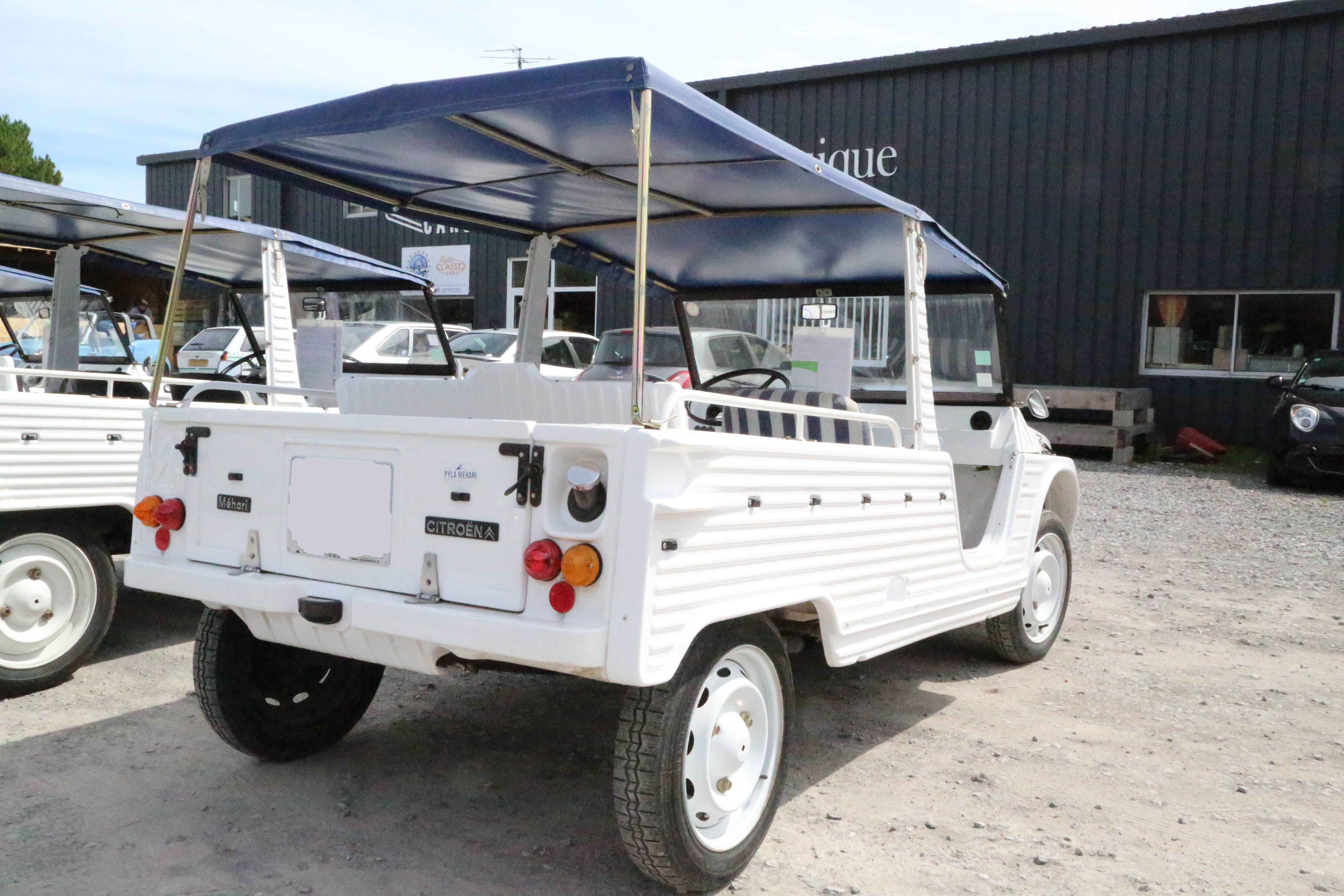 A vendre Citroën Méhari blanche et bleue de 1974