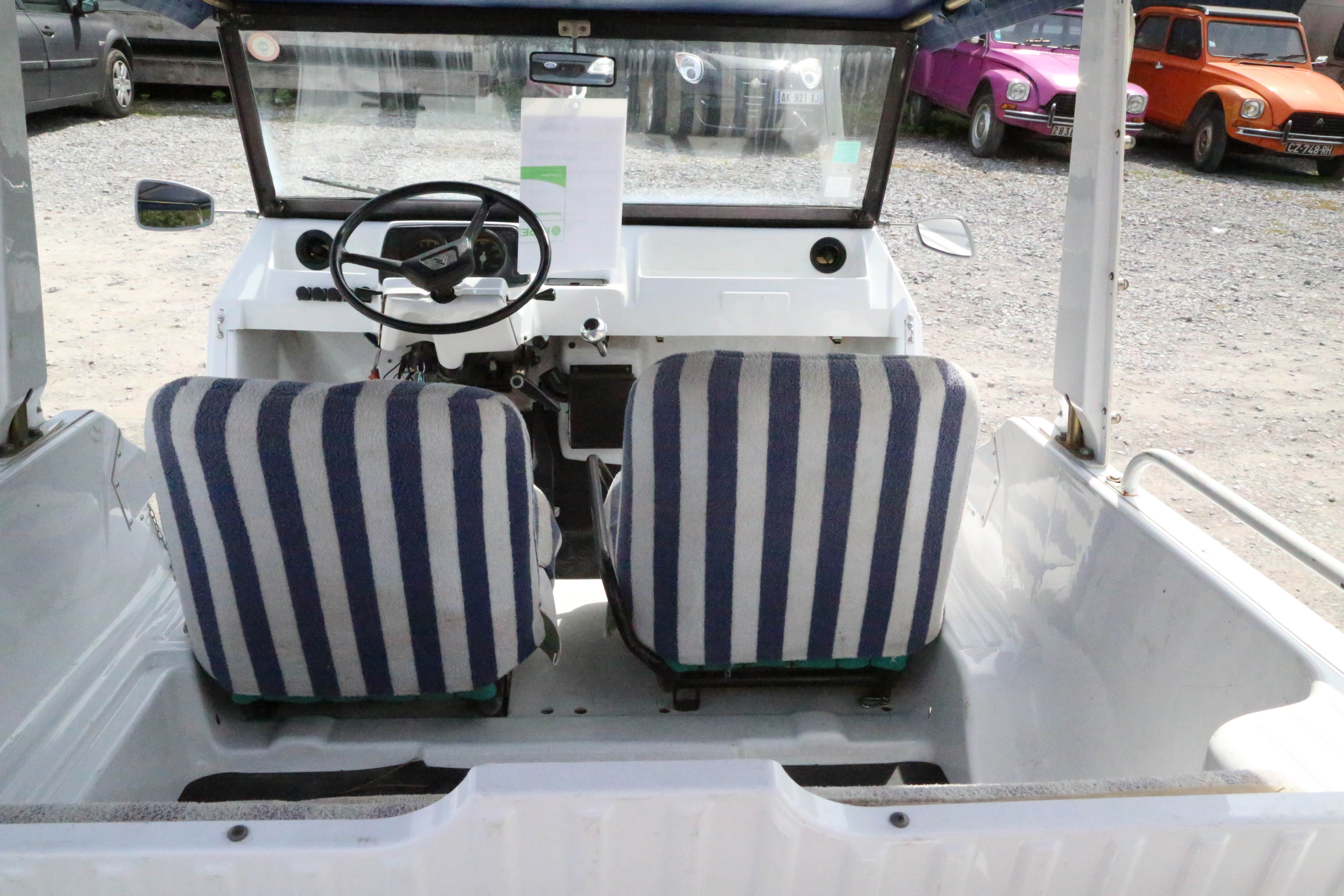 A vendre Citroën Méhari blanche et bleue de 1974 A vendre Citroën Méhari blanche et bleue de 1974