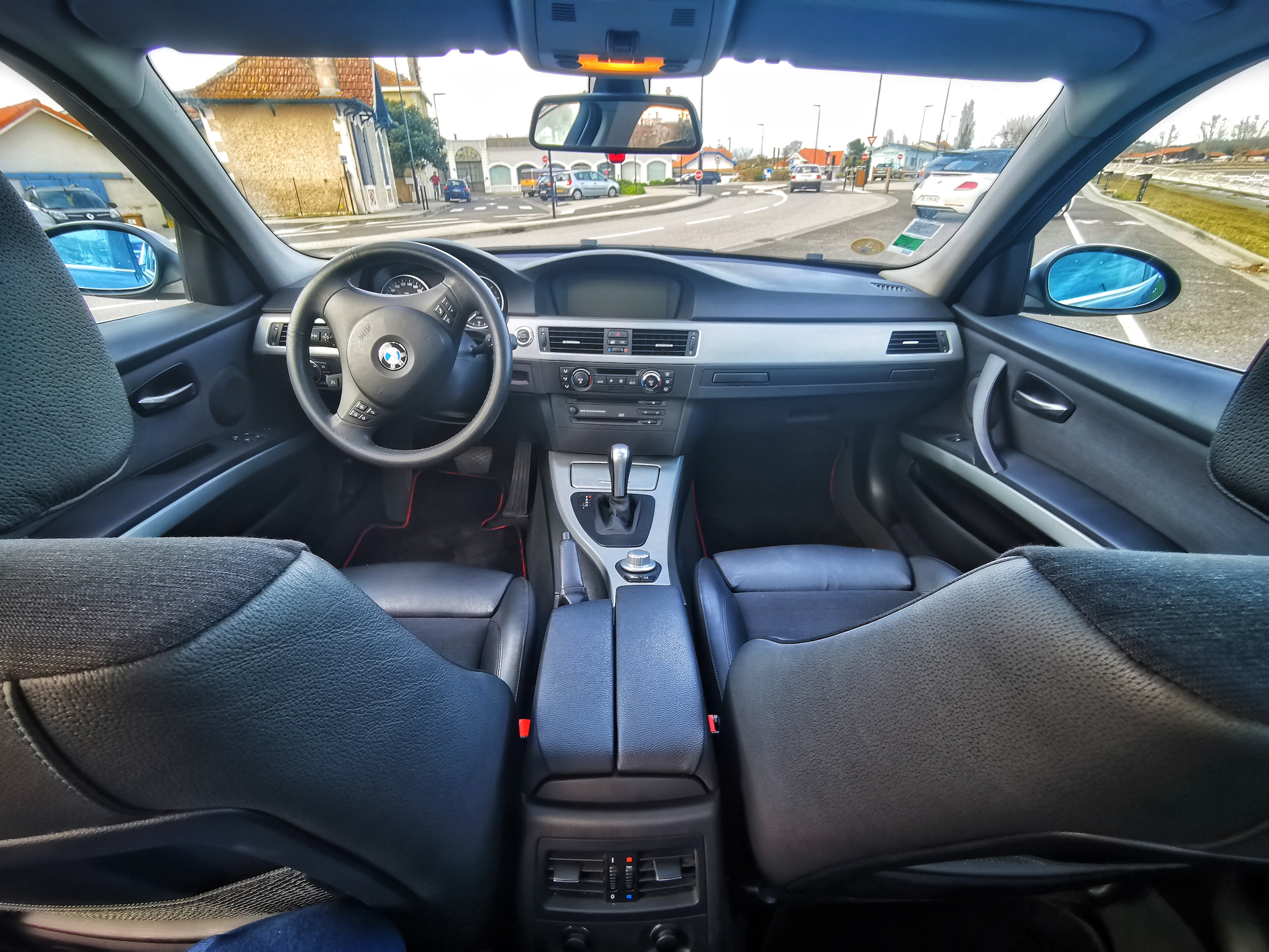 BMW 325 i E90 de 2005 nombreux équipements en parfait état