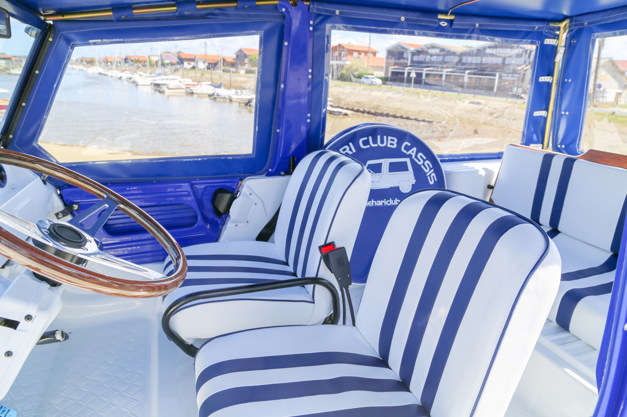 Offrez-vous une Méhari style Azur entièrement restaurée prête à rouler cet été Offrez-vous une Méhari style Azur entièrement restaurée prête à rouler cet été