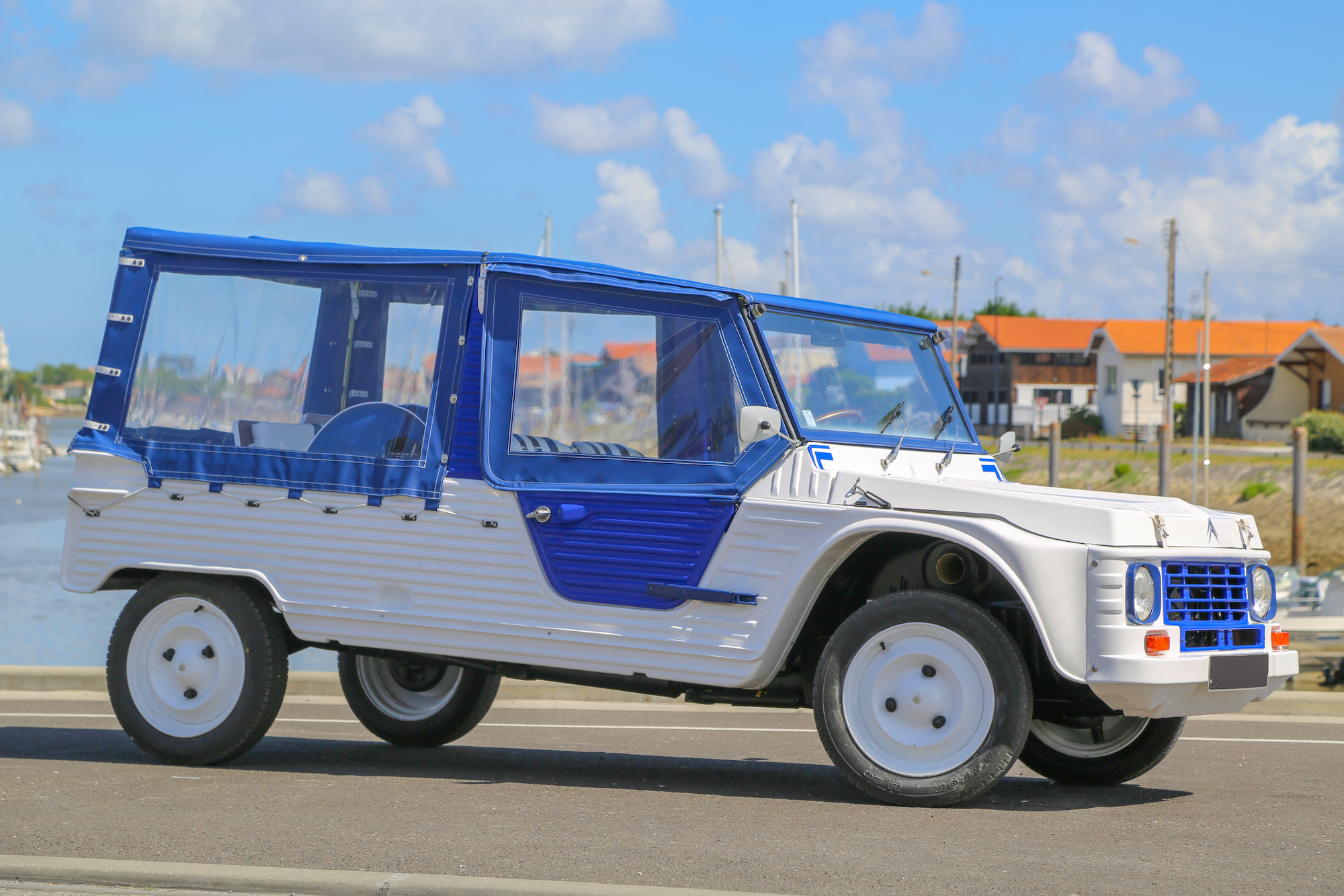 Offrez-vous une Méhari style Azur entièrement restaurée prête à rouler cet été Offrez-vous une Méhari style Azur entièrement restaurée prête à rouler cet été