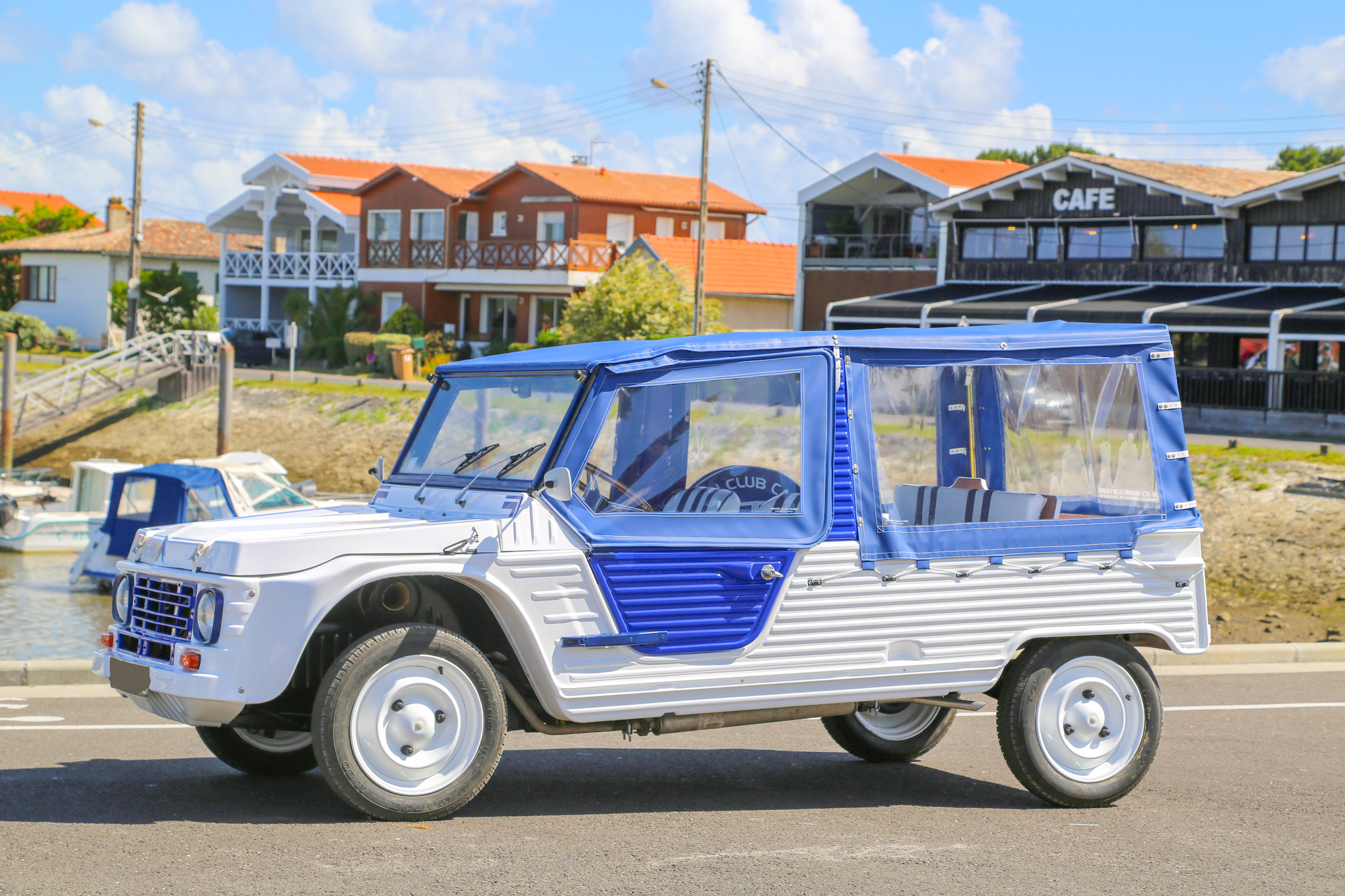 Offrez-vous une Méhari style Azur entièrement restaurée prête à rouler cet été Offrez-vous une Méhari style Azur entièrement restaurée prête à rouler cet été