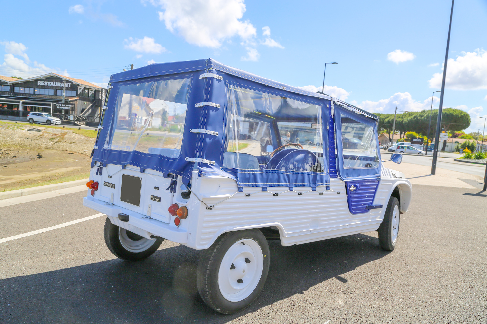 Offrez-vous une Méhari style Azur entièrement restaurée prête à rouler cet été Offrez-vous une Méhari style Azur entièrement restaurée prête à rouler cet été