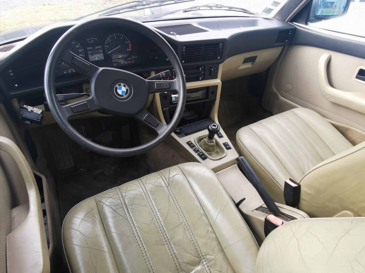 Rare BMW 528i E28 toit ouvrant intérieur cuir à restaurer 