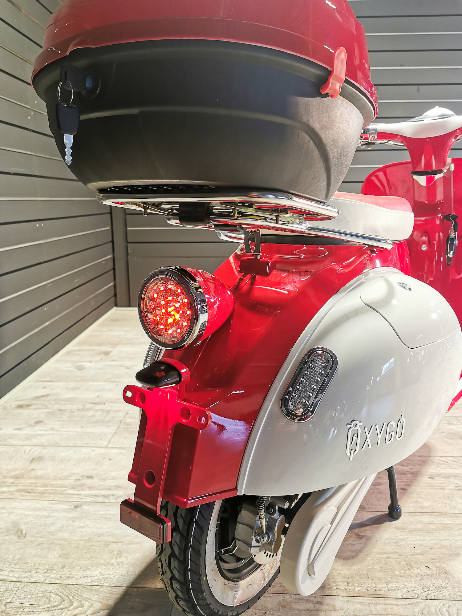 Scooter électrique 50 : Tango d' Oxygo rouge et blanc