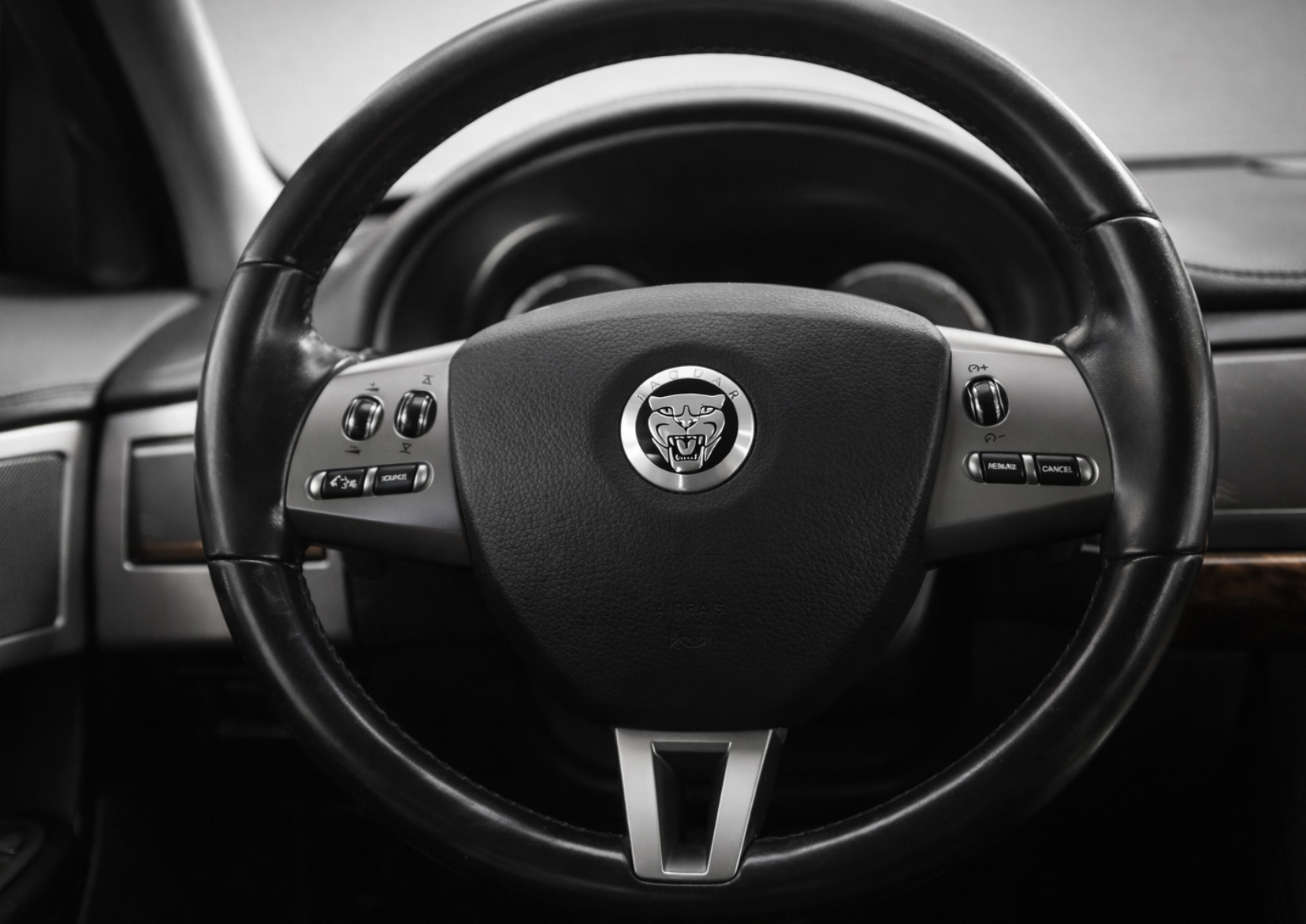 JAGUAR XF 2L7 V6 BI-TURBO | A vendre en parfait état (entretenue, révisée et garantie)