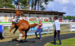 L'hippodrome de La Teste de Buch recevait les voitures Pyla Classic Cars