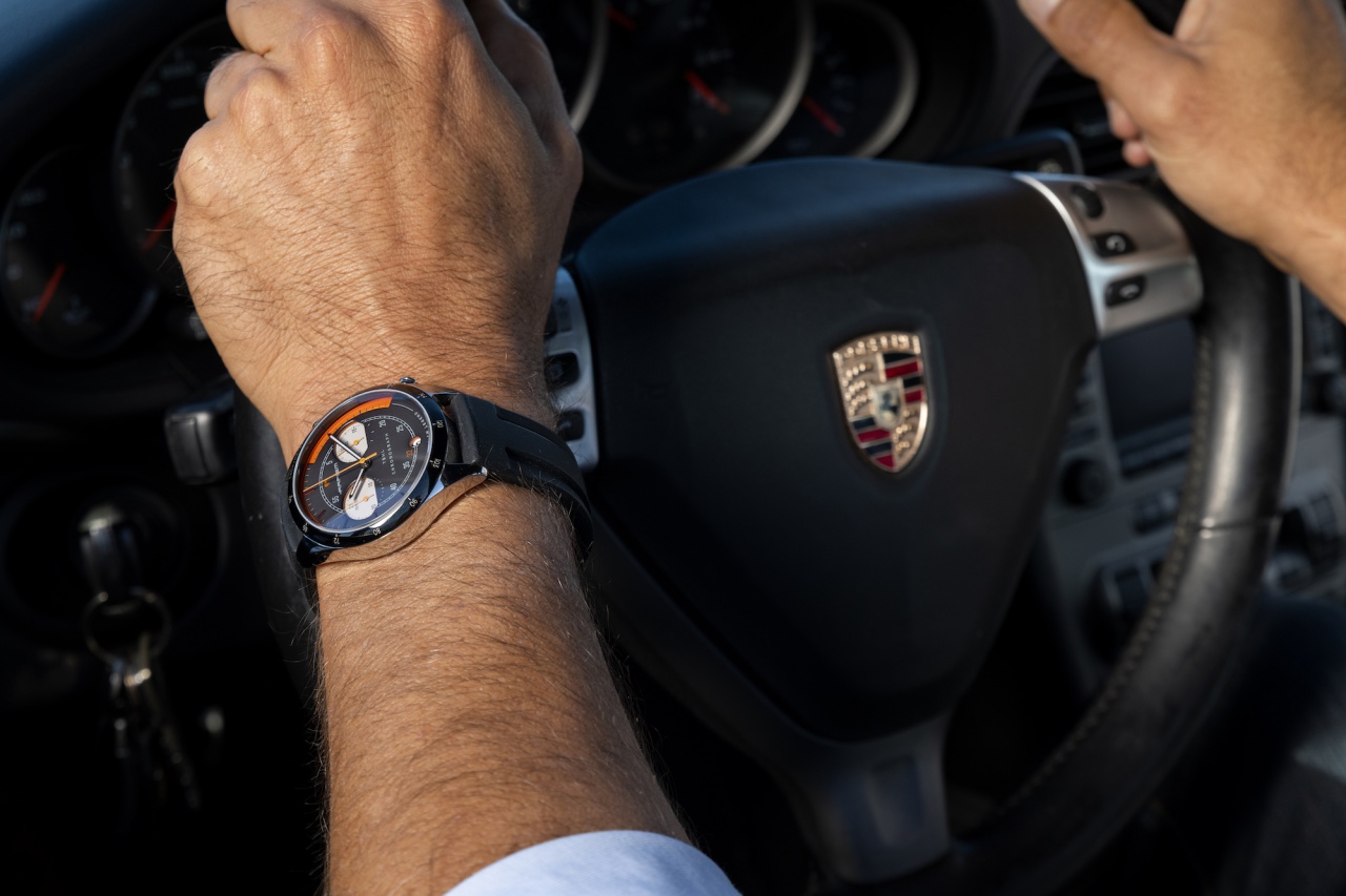 Montres Arpiem TBML Bruce Mac Laren au poignet, les mains sur le volant de votre voiture