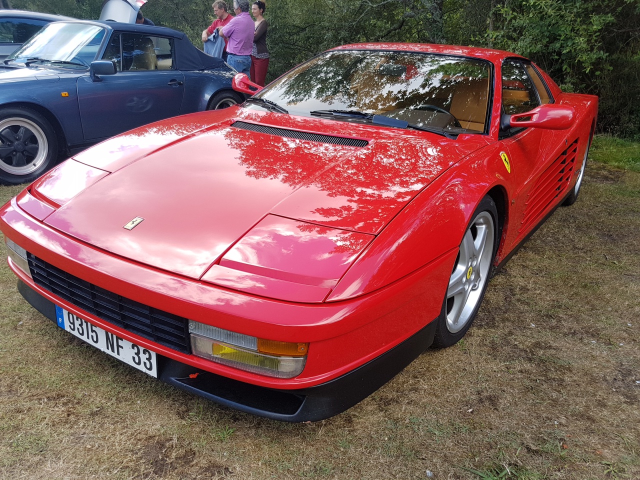 Ferrari Testarossa au rassemblement de voitures sportives Ferrari Testarossa au rassemblement de voitures sportives