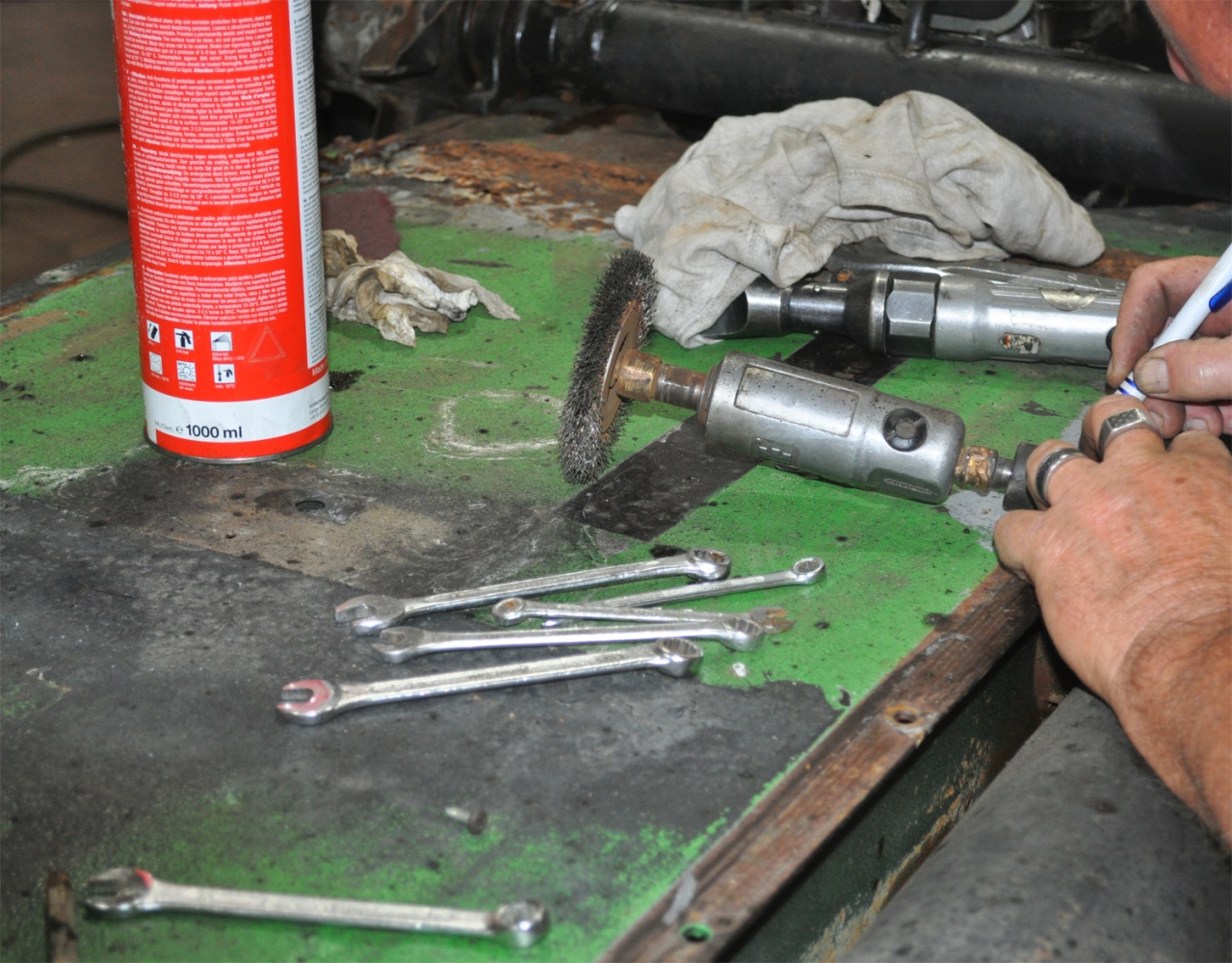 Travail minutieux de restauration d'une 2cv